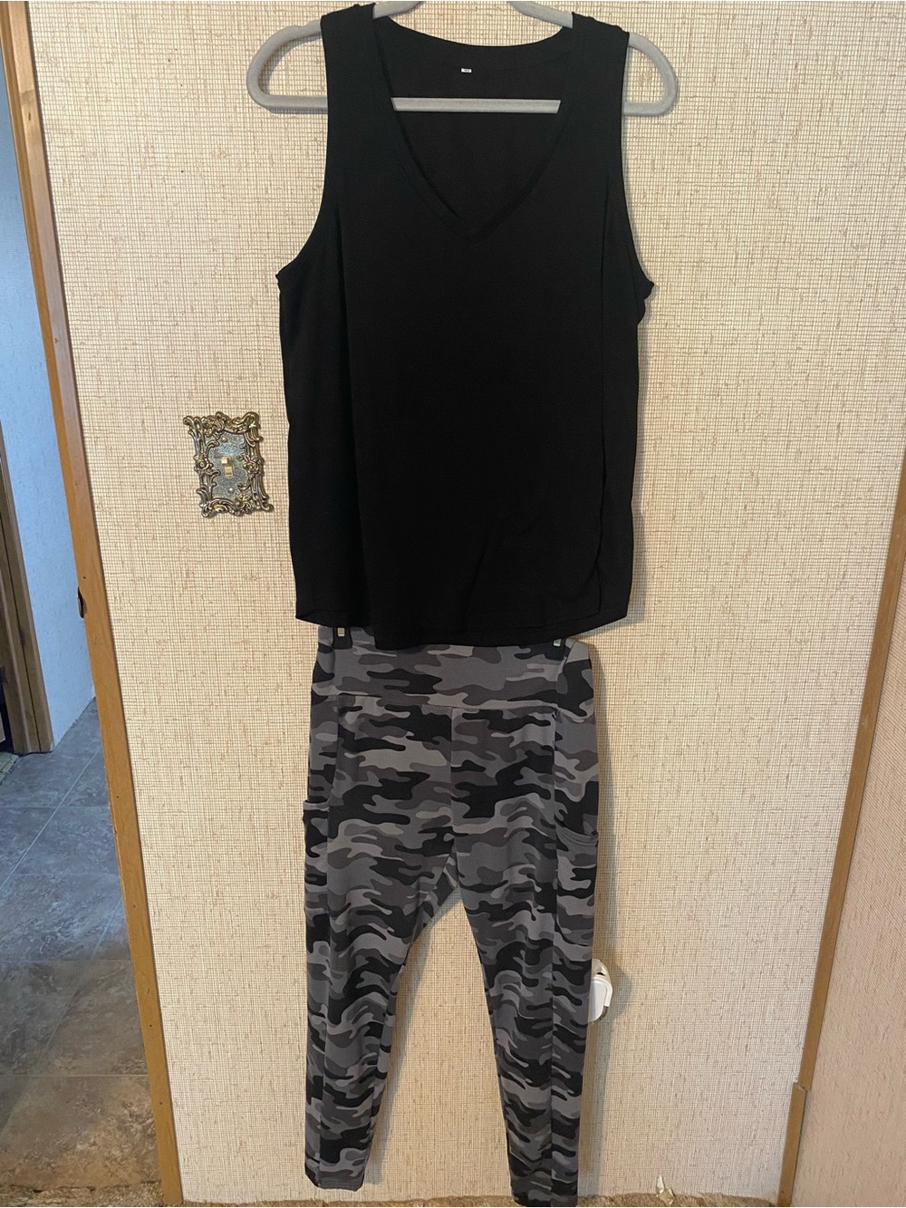Women’s XL SET-Black V-Neck Tank with SHoSHo Gray/black Camo Leggings Set